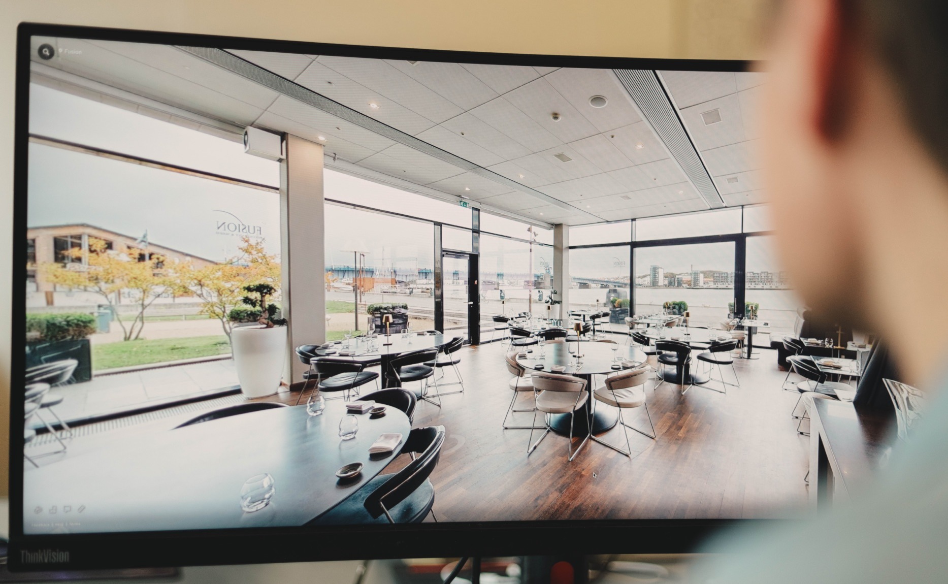 Moderne dansk interiør med naturligt lys